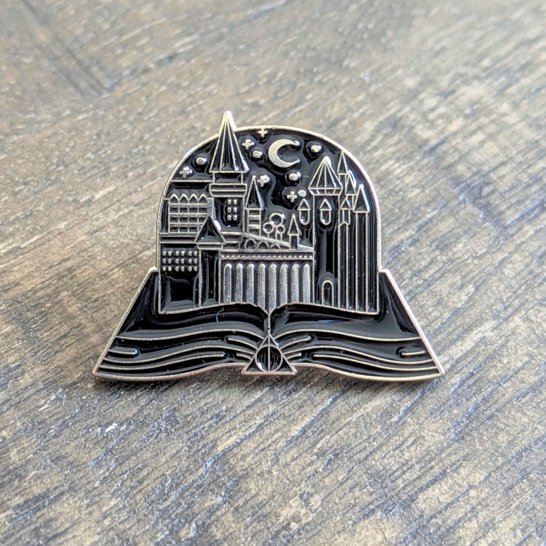 Badge / Pin's métallique Livre ouvert / Poudlard - série Harry Potter