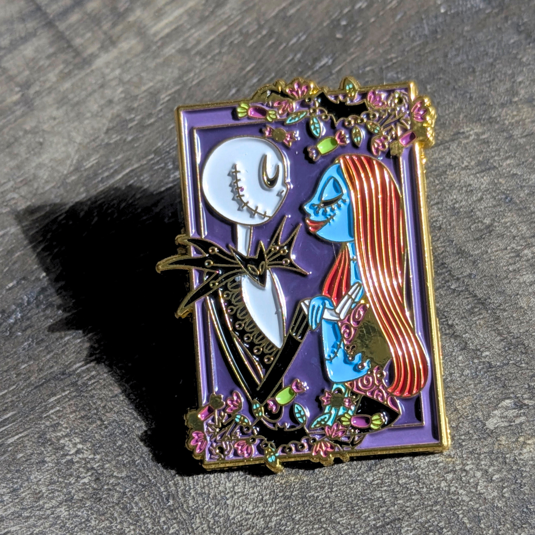 Badge / Pin's métallique Sally & Jack