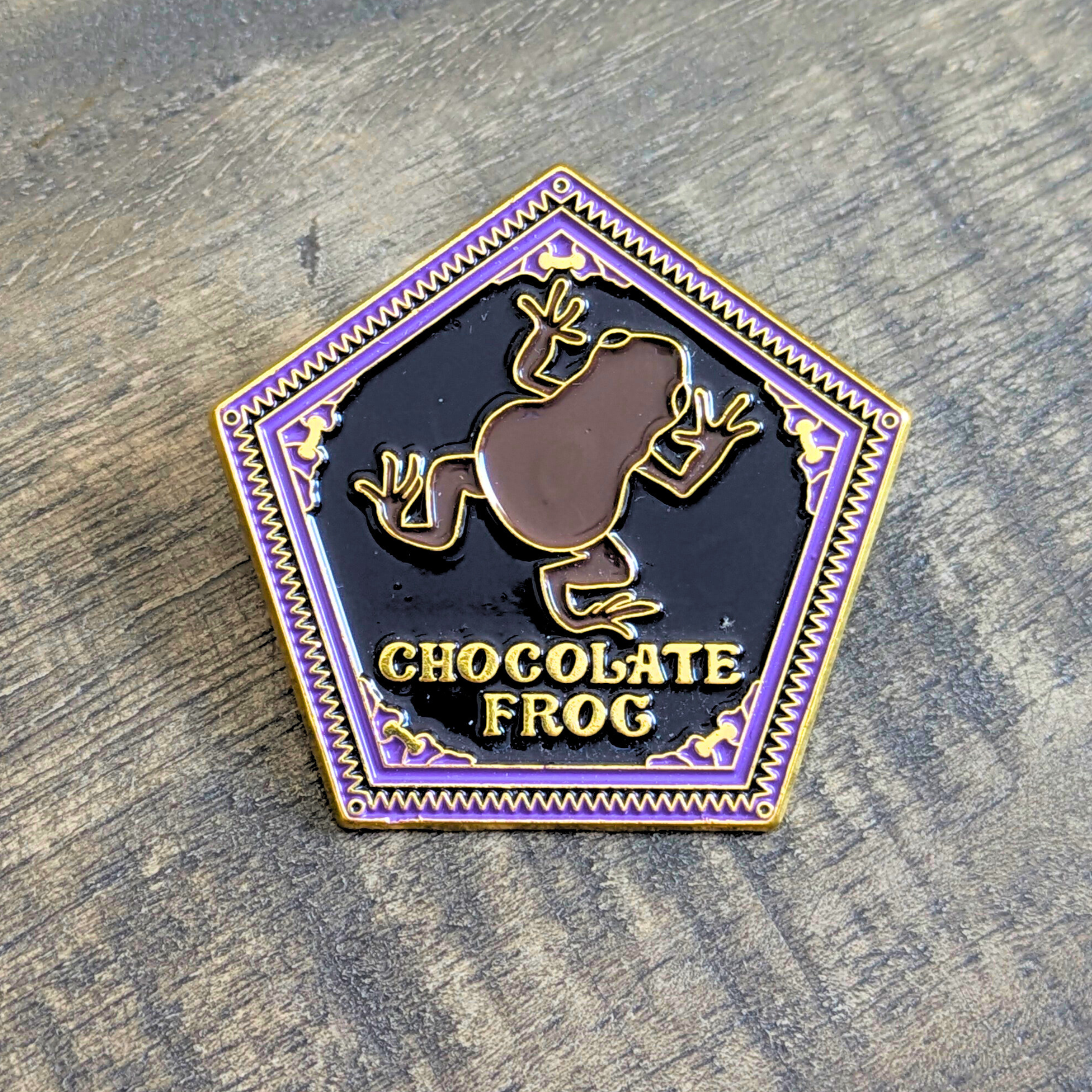 Badge / Pin's métallique Chocolate Frog - série Harry Potter