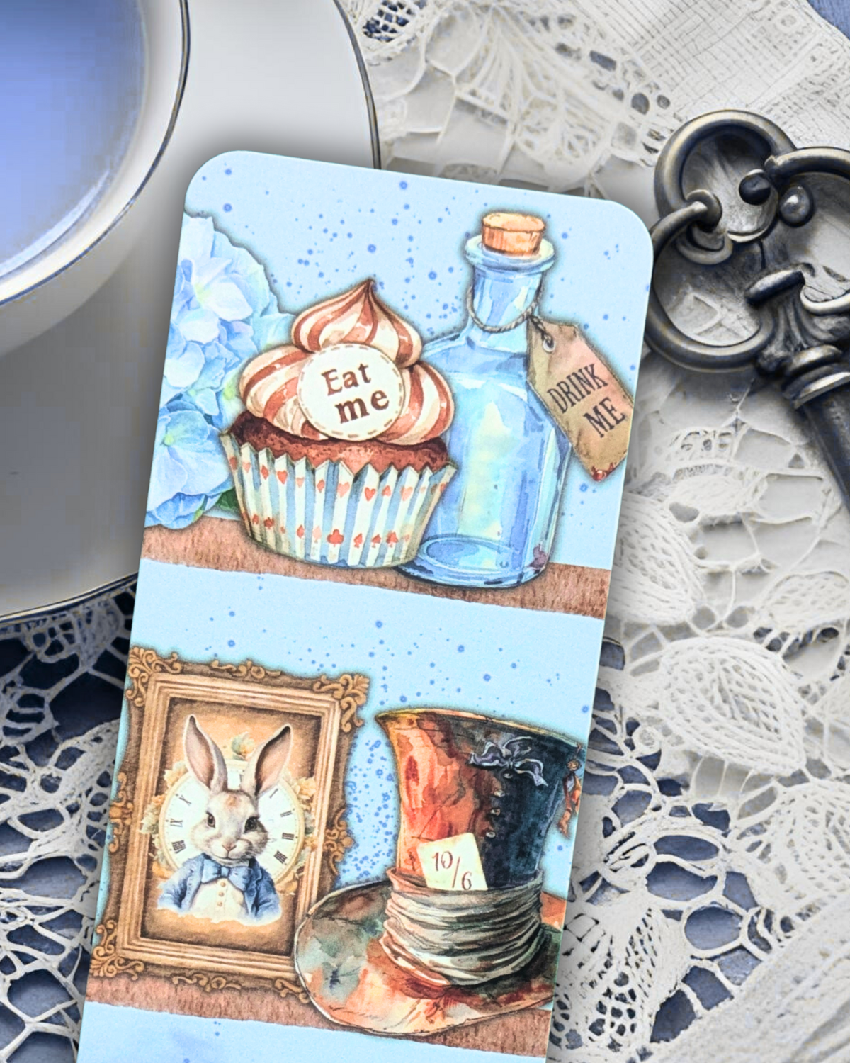 Marque-page soft touch « Les étagères d'Alice » – Collection Alice in Wonderland