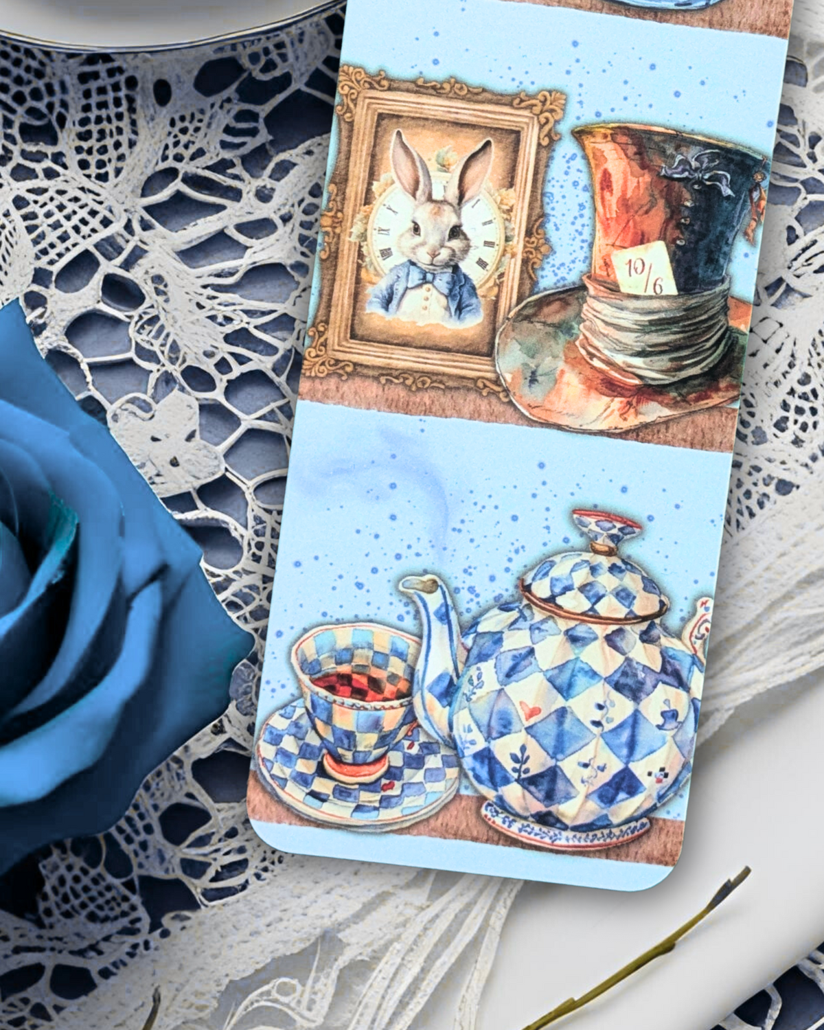 Marque-page soft touch « Les étagères d'Alice » – Collection Alice in Wonderland