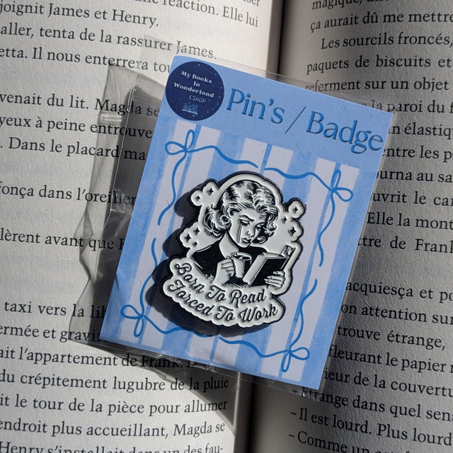 Badge / Pin's métallique Born to read, forced to work