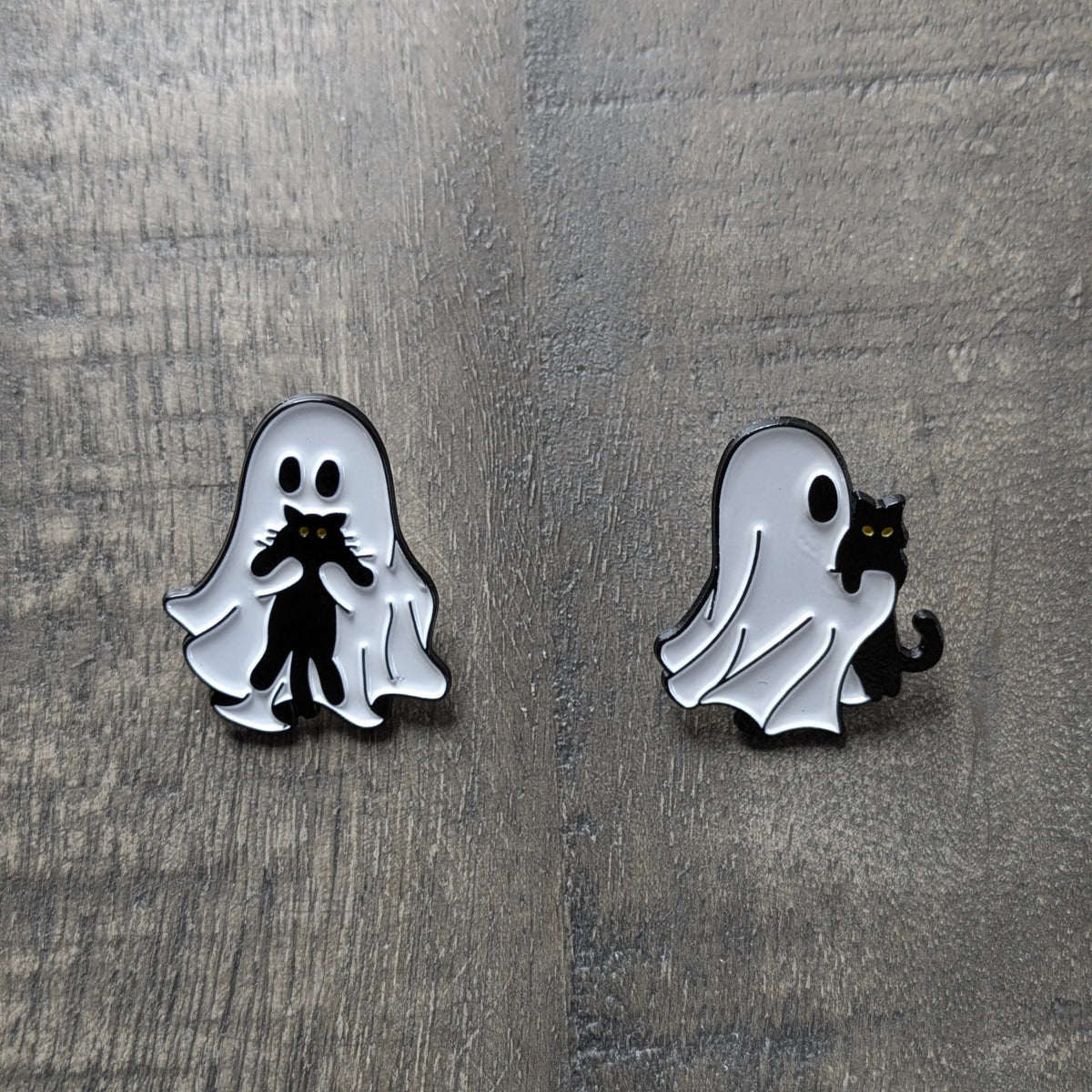 Badge / Pin's métallique Fantôme et chat