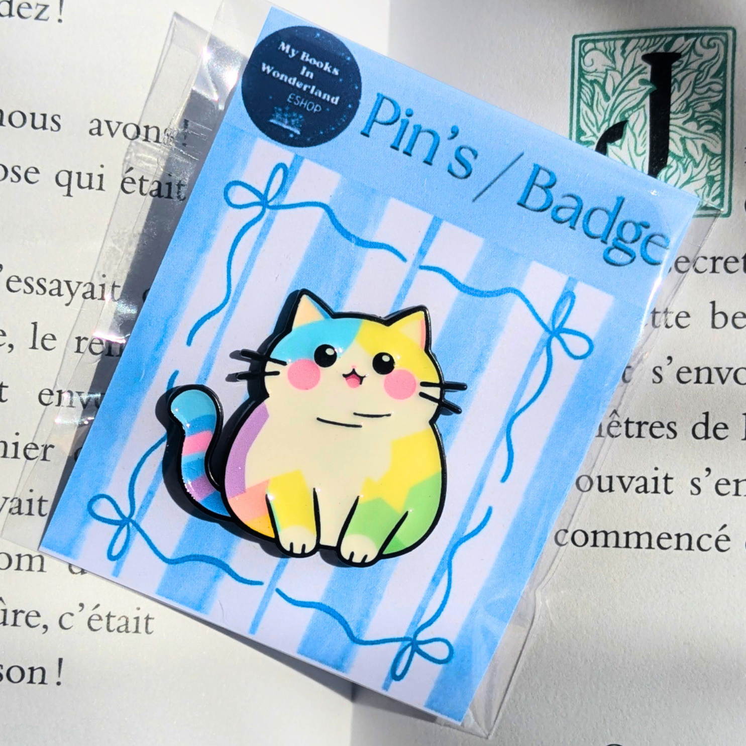 Pin's métallique Chat mignon et coloré - Modèle 1