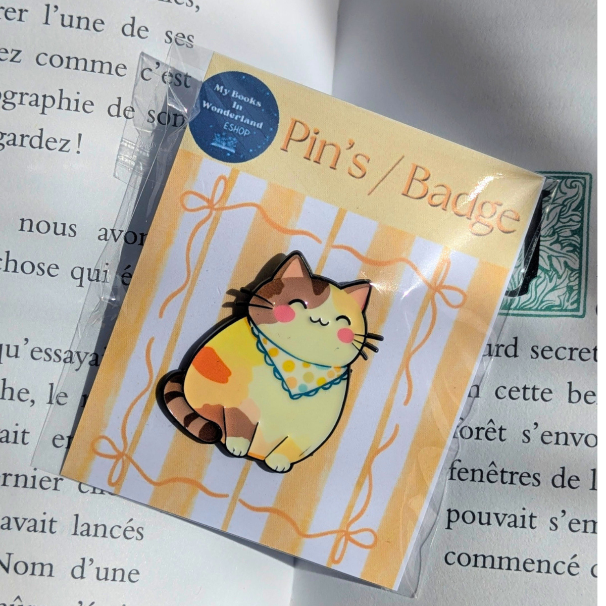 Pin's métallique Chat mignon et coloré - Modèle 7
