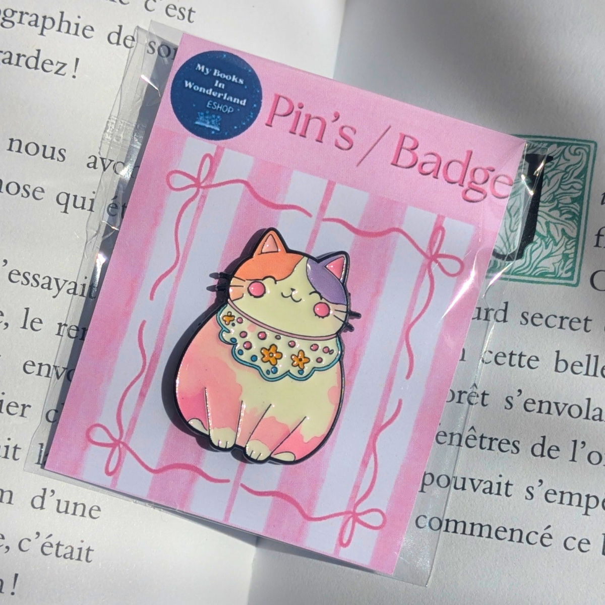 Pin's métallique Chat mignon et coloré - Modèle 8