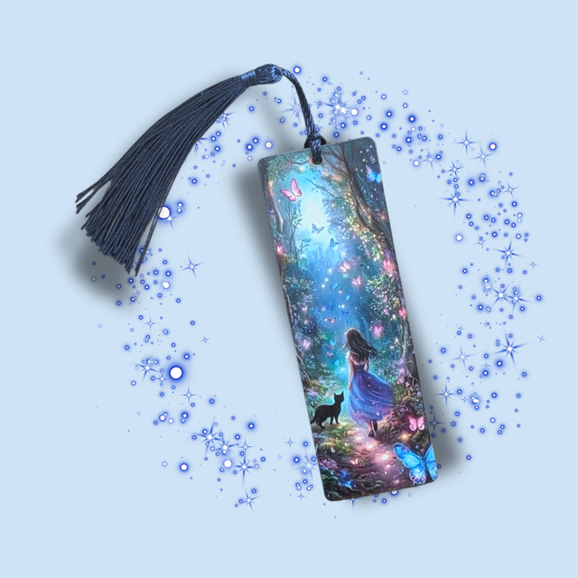 Marque-page acrylique Alice pompon bleu foncé – Collection Alice in Wonderland