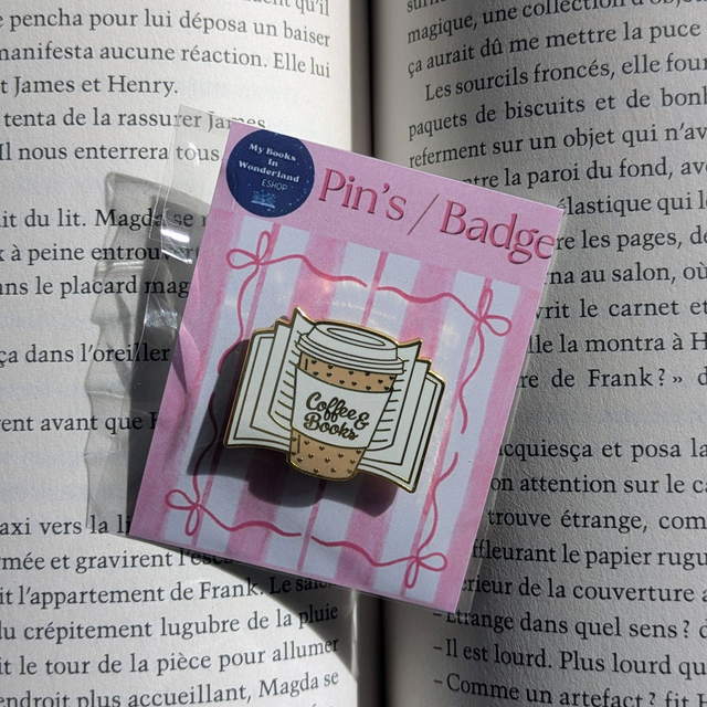 Badge / Pin's métallique Coffee and books