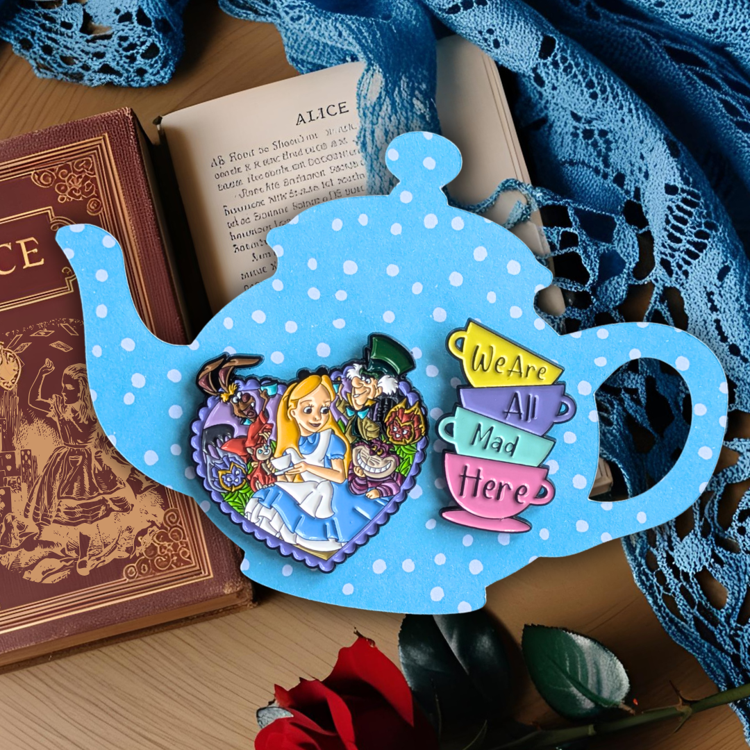 Badge / Pin's métallique Alice in Wonderland / We are all mad here