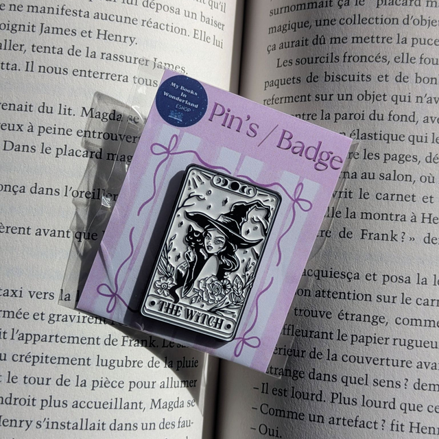 Badge / Pin's métallique The Witch
